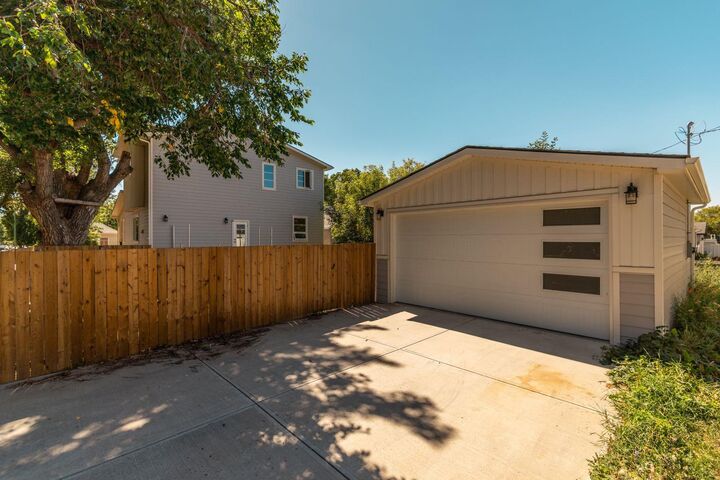 Property Photo:  624 19 Street N  AB T1H 3K9 