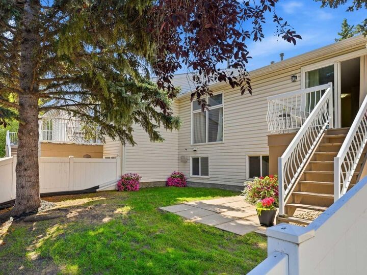 Property Photo:  237 Sabrina Way SW  AB T2W 4J4 