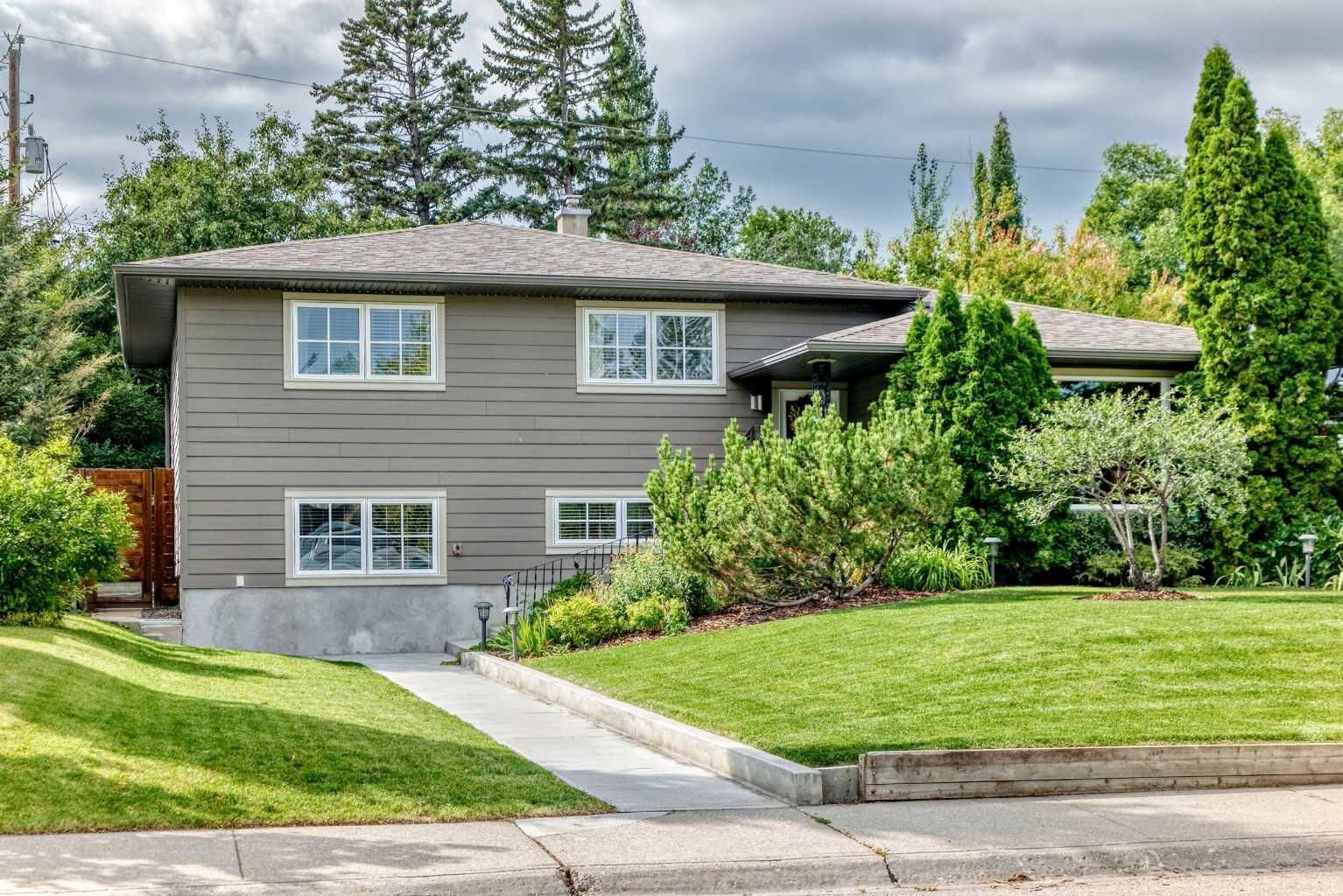 Property Photo: 47 Woodlark Drive SW AB T3C 3H5