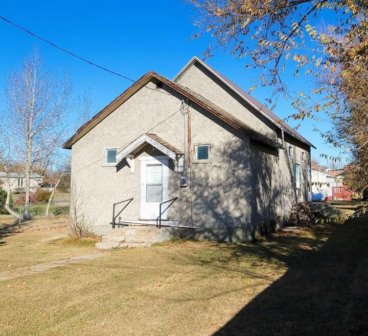 Property Photo:  110 1 Avenue E  AB T0J 0T0 
