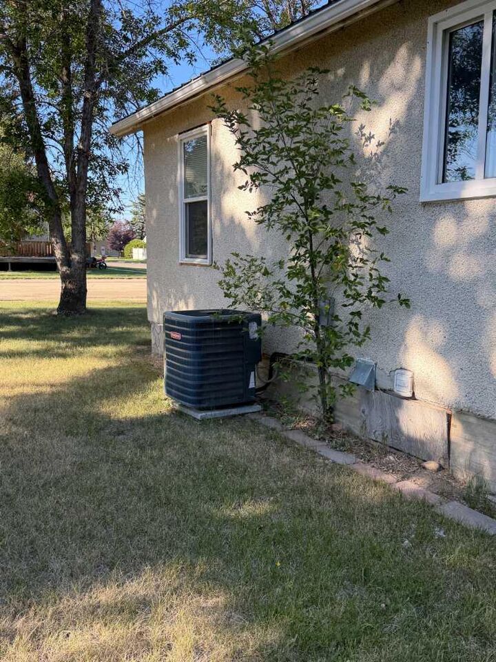 Property Photo:  5058 43 Avenue  AB T1G 1A9 