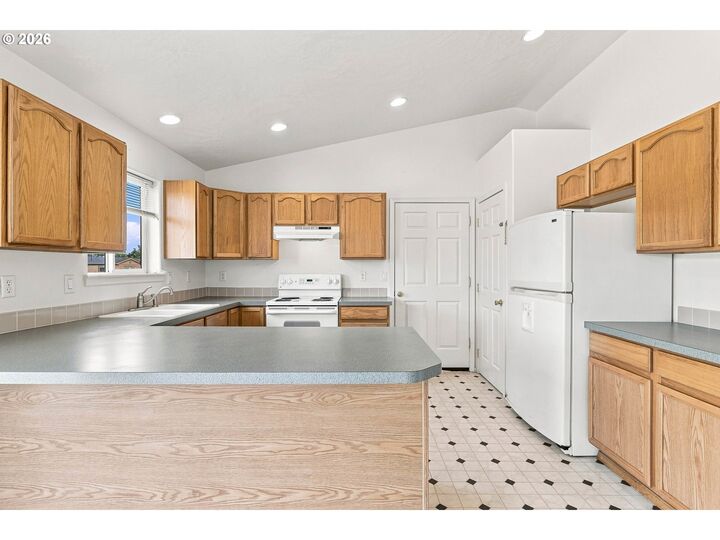 Property Photo: 1228 SW Martin Ct OR 97838