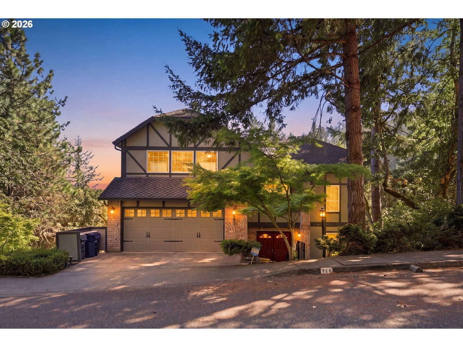 Property Photo: 721 Brookside Dr OR 97405