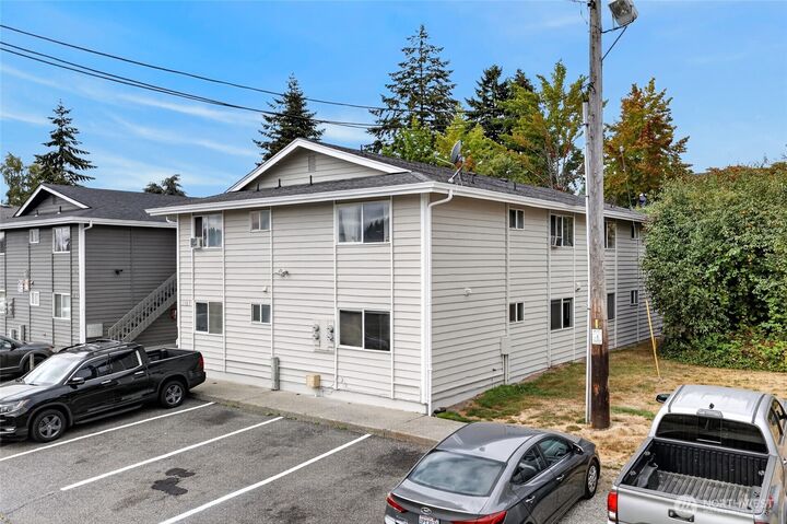 Property Photo:  1101 S Woodlawn Street 1-4  WA 98465 