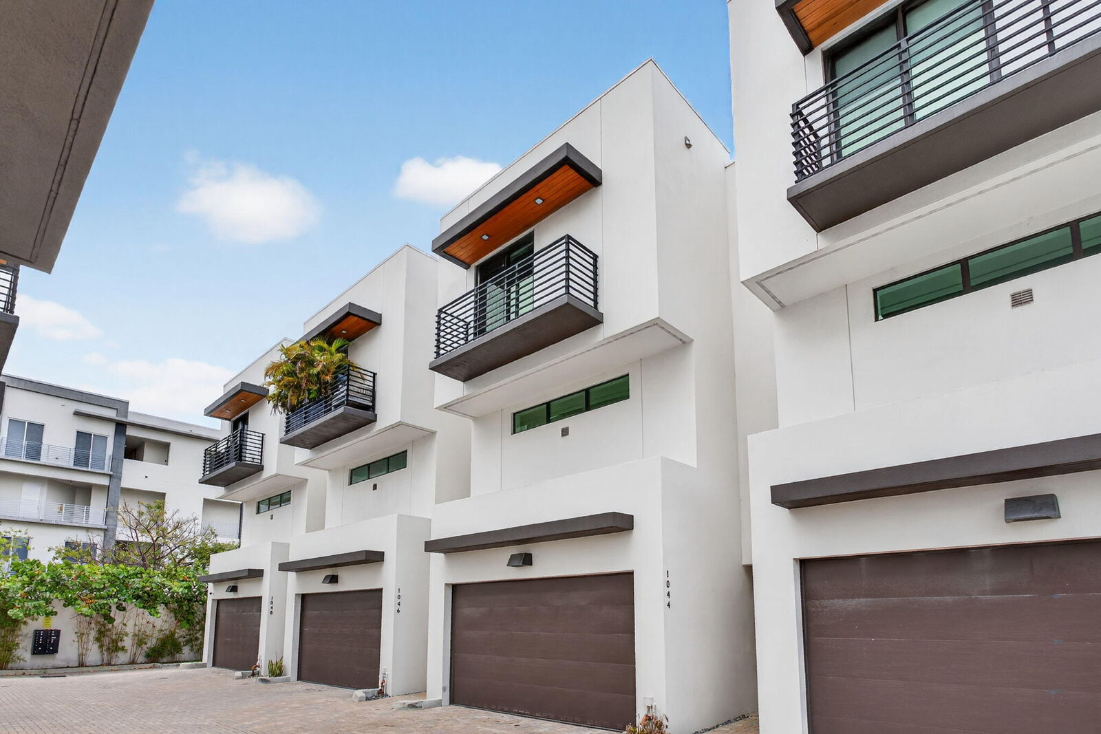 Property Photo:  1044 N Victoria Park Road  FL 33304 