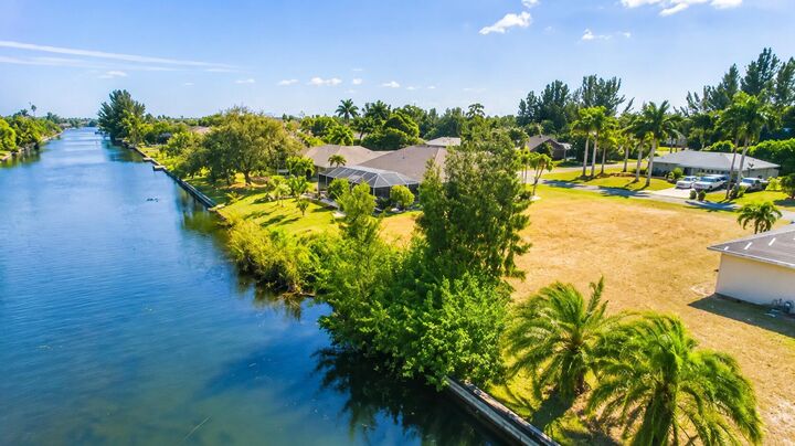 Property Photo:  217 SE 21st Street  FL 33990 