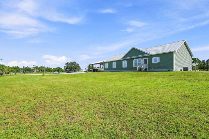 Property Photo:  4944 NE 115th Place  FL 34972 