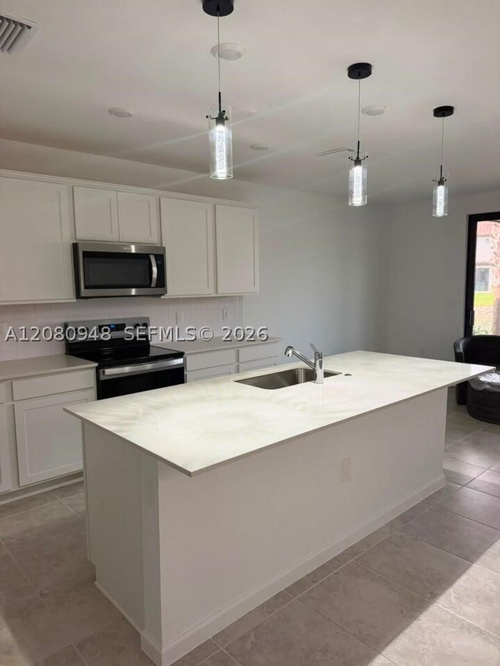 Property Photo:  1527 Fells Cove Ln 1527  FL 33909 