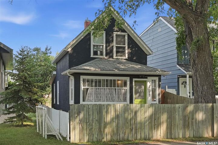 Property Photo:  408 E Avenue S  SK S7M 1S3 