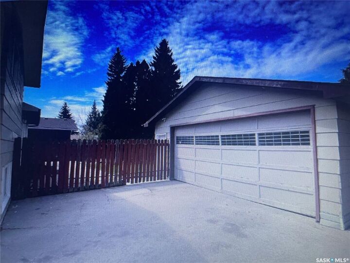 Property Photo: 1510 McKercher Drive SK S7H 5J9
