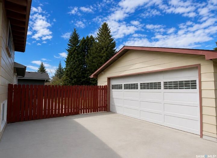 Property Photo:  1510 McKercher Drive  SK S7H 5J9 