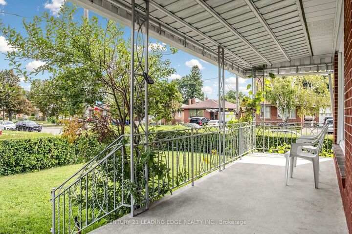 Property Photo:  15 Maretta Avenue Upper  ON M1K 3X8 
