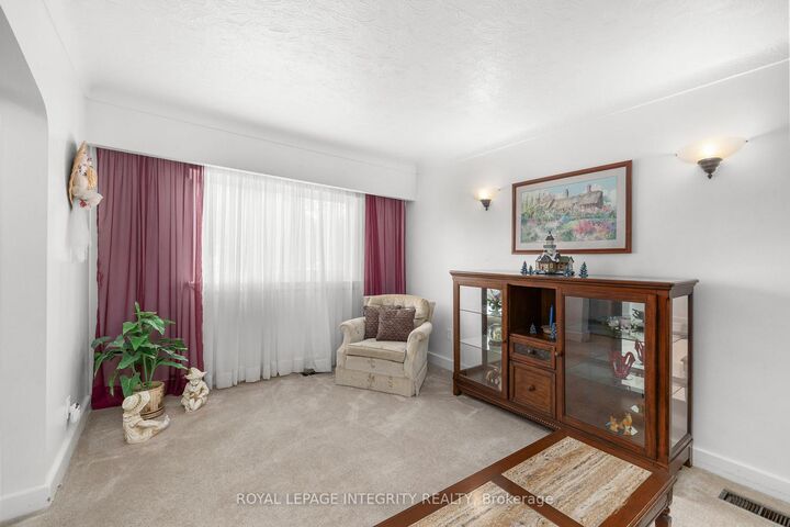 Property Photo:  1081 Kenaston Street  ON K1B 3P8 