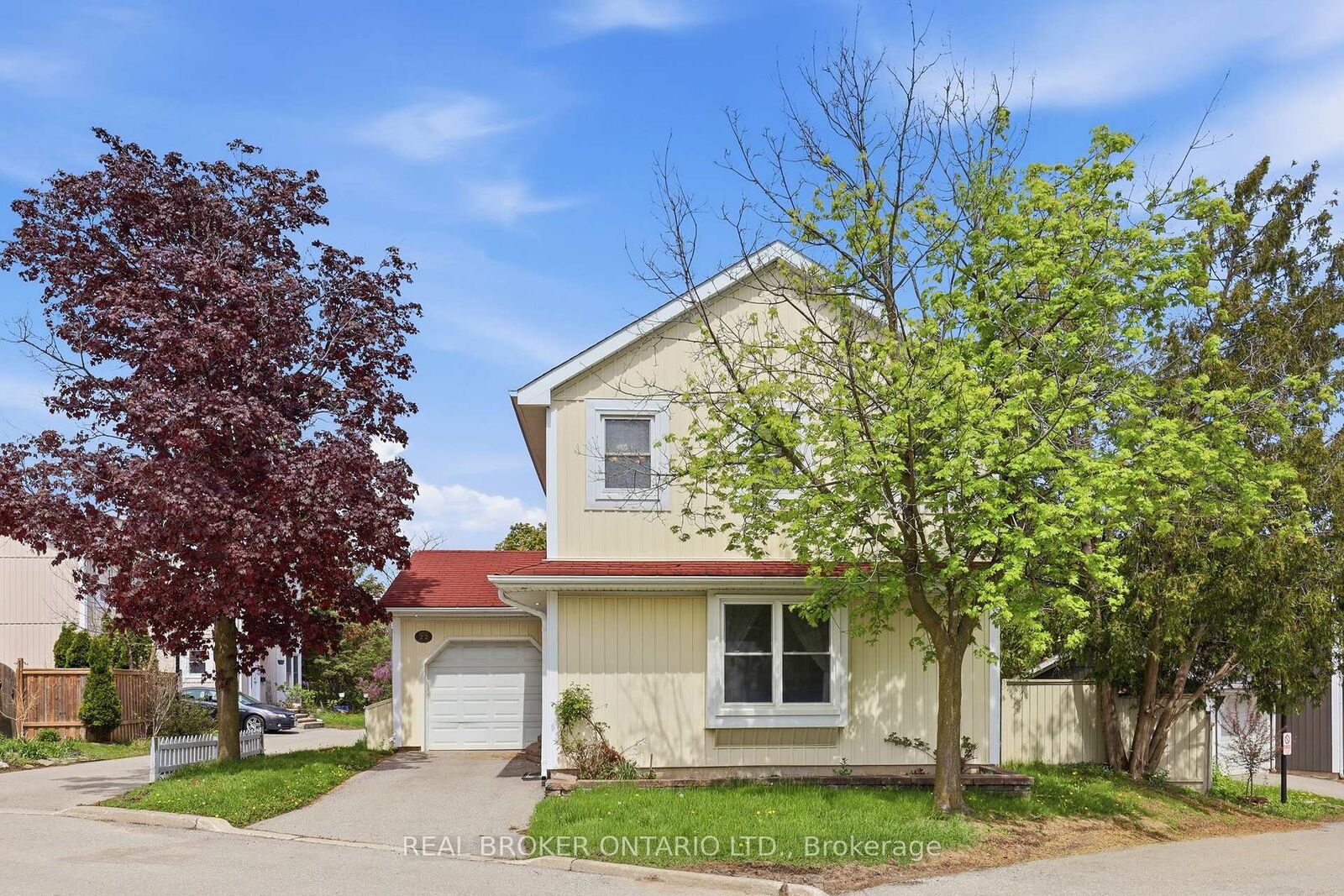 Property Photo:  22 Bent Oak Circle  ON L5N 4J2 