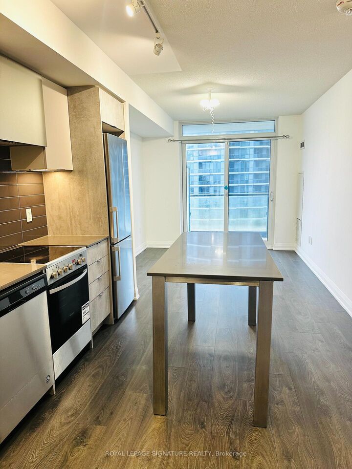 Photo de la propriété:  30 Gibbs Road 1704  ON M9B 6L6 