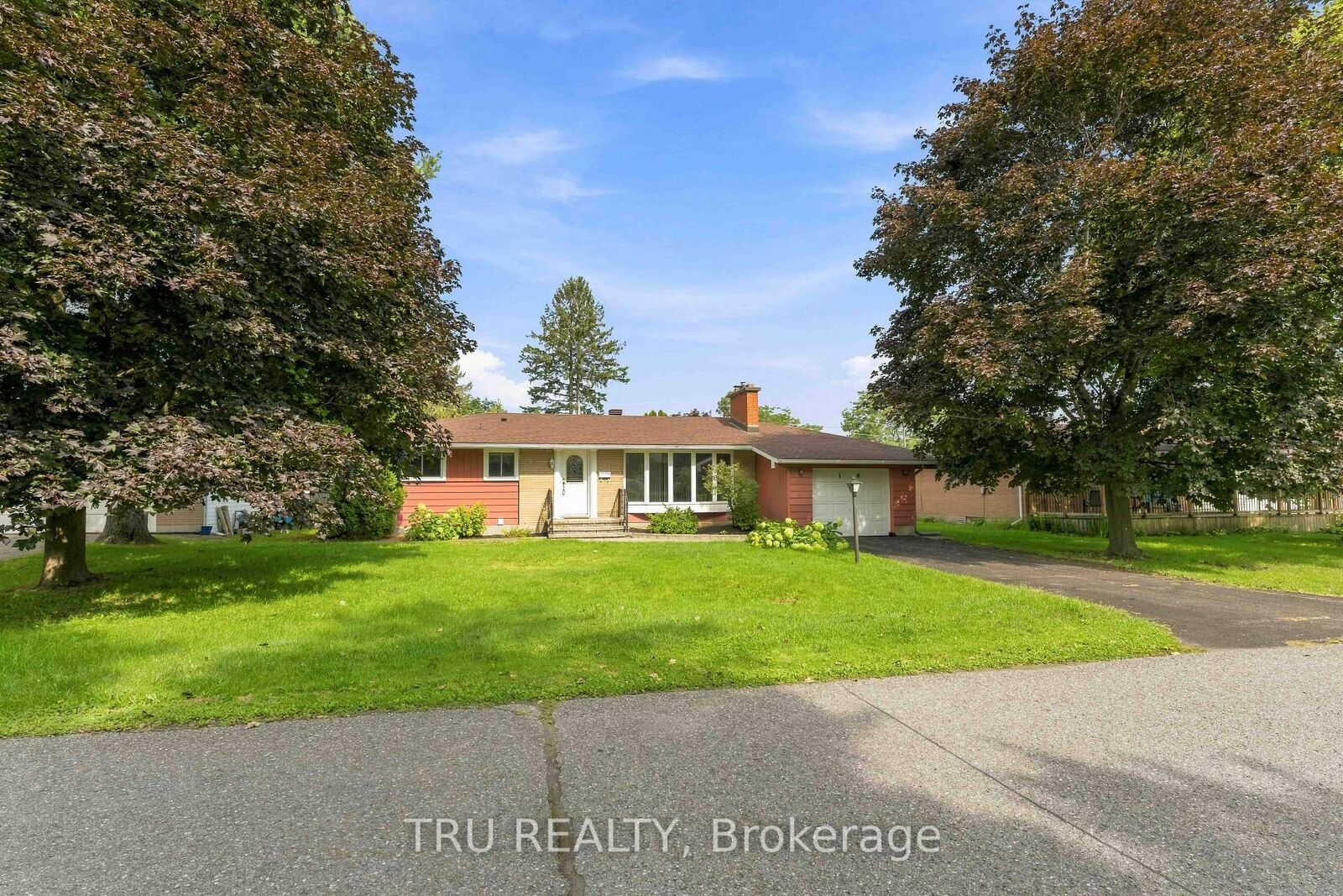 Property Photo:  19 Ellery Crescent  ON K2H 6M5 