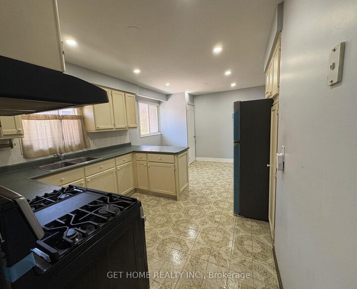 Property Photo:  55 Major Oaks Drive #Main  ON L6V 3K1 