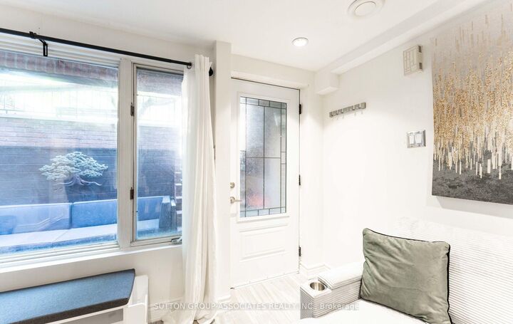 Property Photo:  63 Bellevue Avenue Lower  ON M5T 2N6 