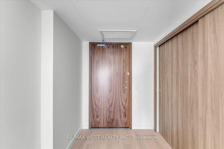 Property Photo:  1 Concord Cityplace Way 5709  ON M5V 0X3 