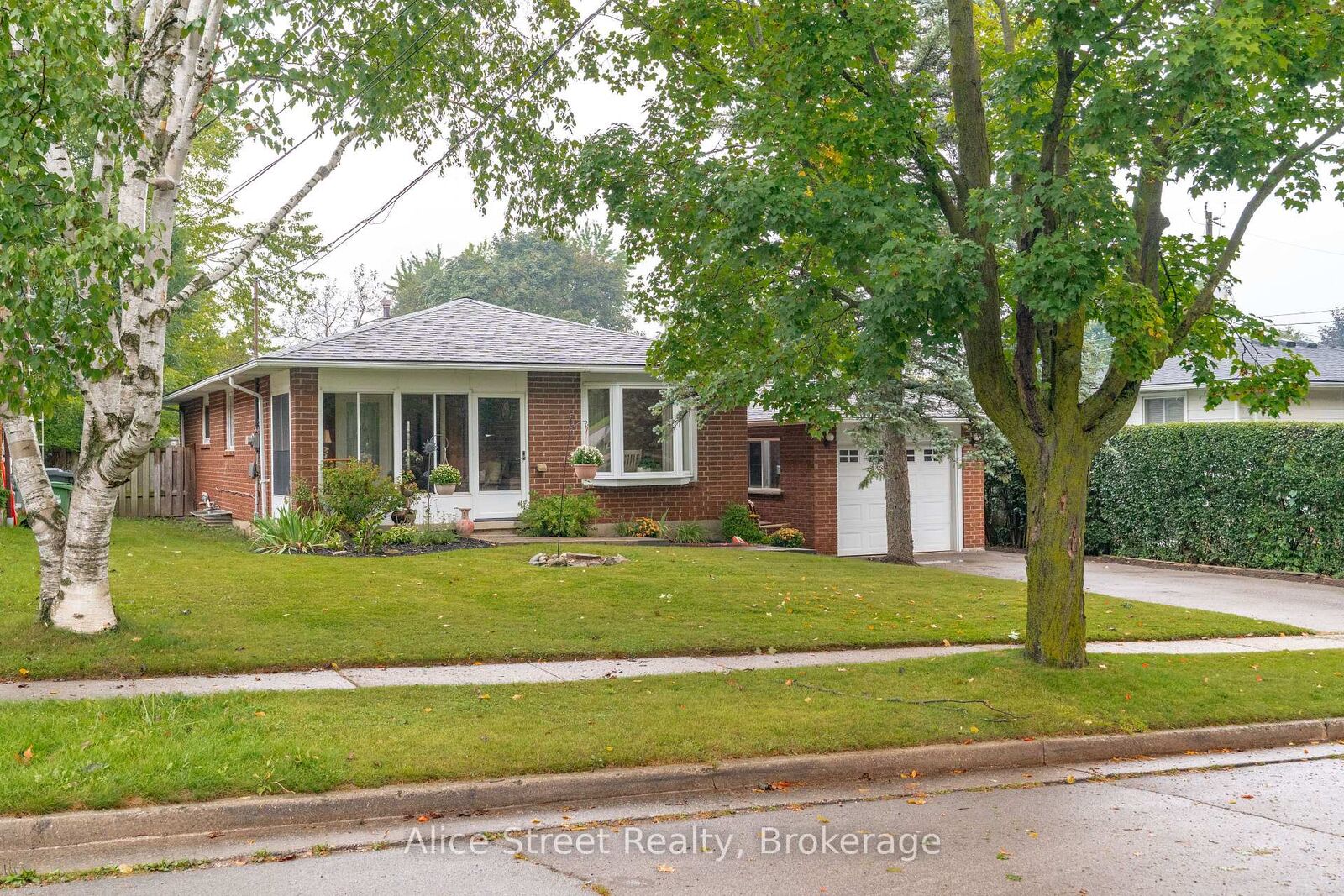 Property Photo:  5 Glenbrook Drive  ON N1E 1B1 