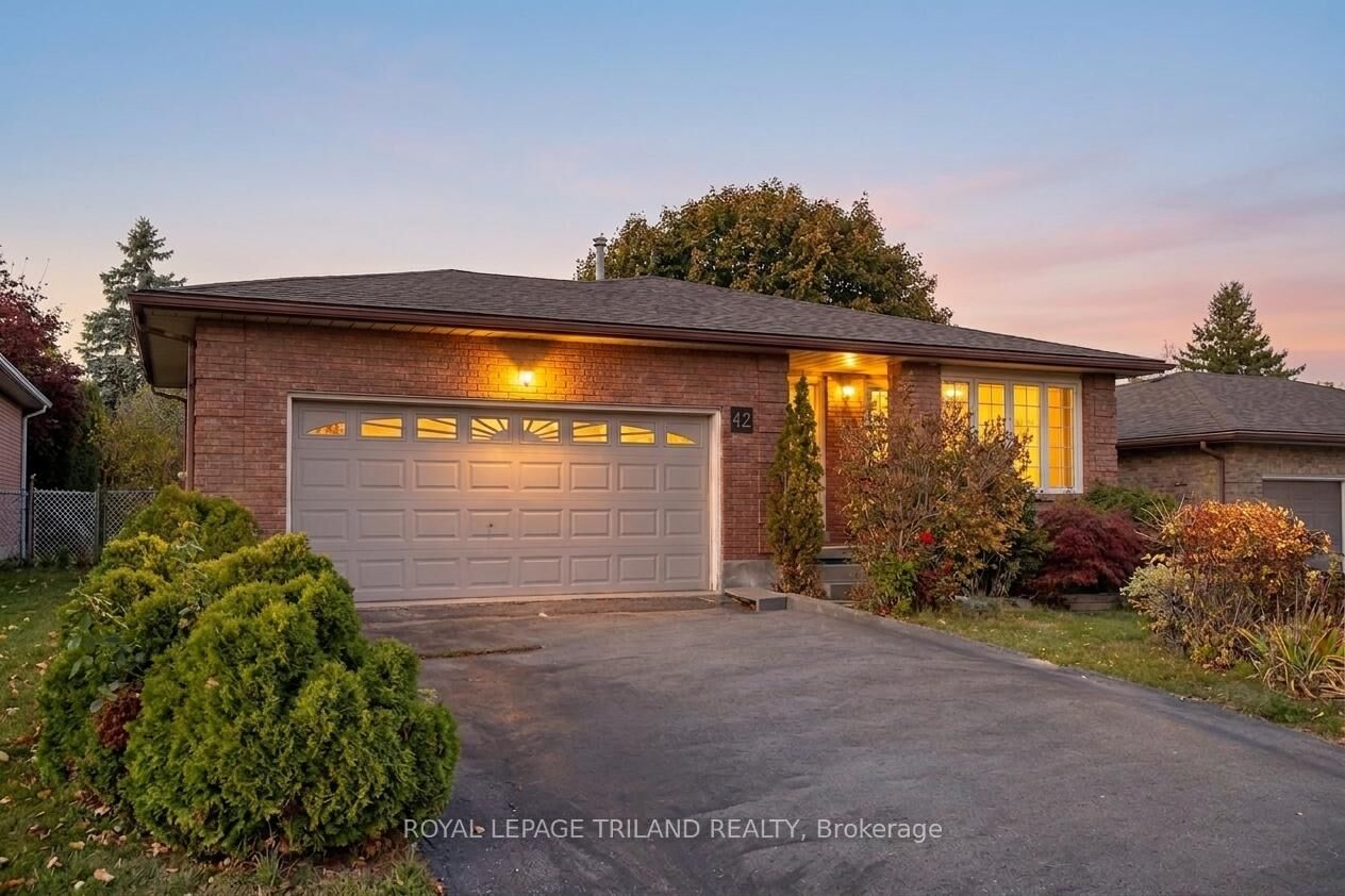 Property Photo:  42 Applegreen Grove  ON N6J 4K4 