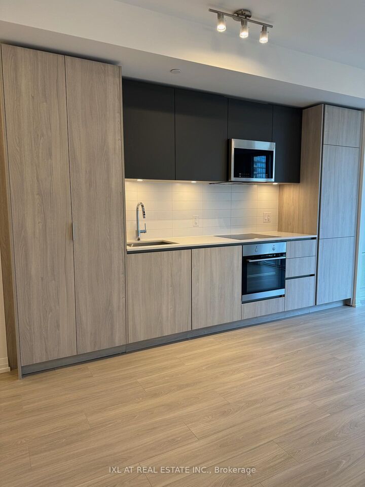 Property Photo:  8 Widmer Street 1708  ON M5V 2E7 