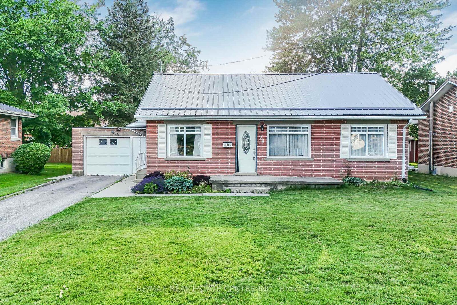 Property Photo:  24 Park Street  ON N5H 2P3 