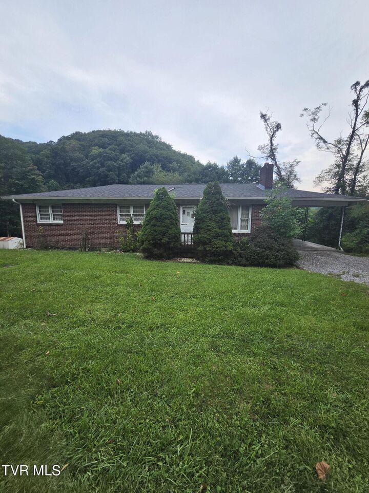 Property Photo: 847 East Avenue VA 24641