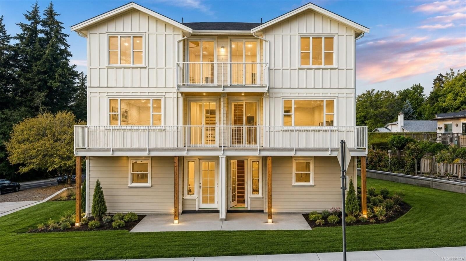 Property Photo: 768 Lindsay St #1 BC V8Z 3E1