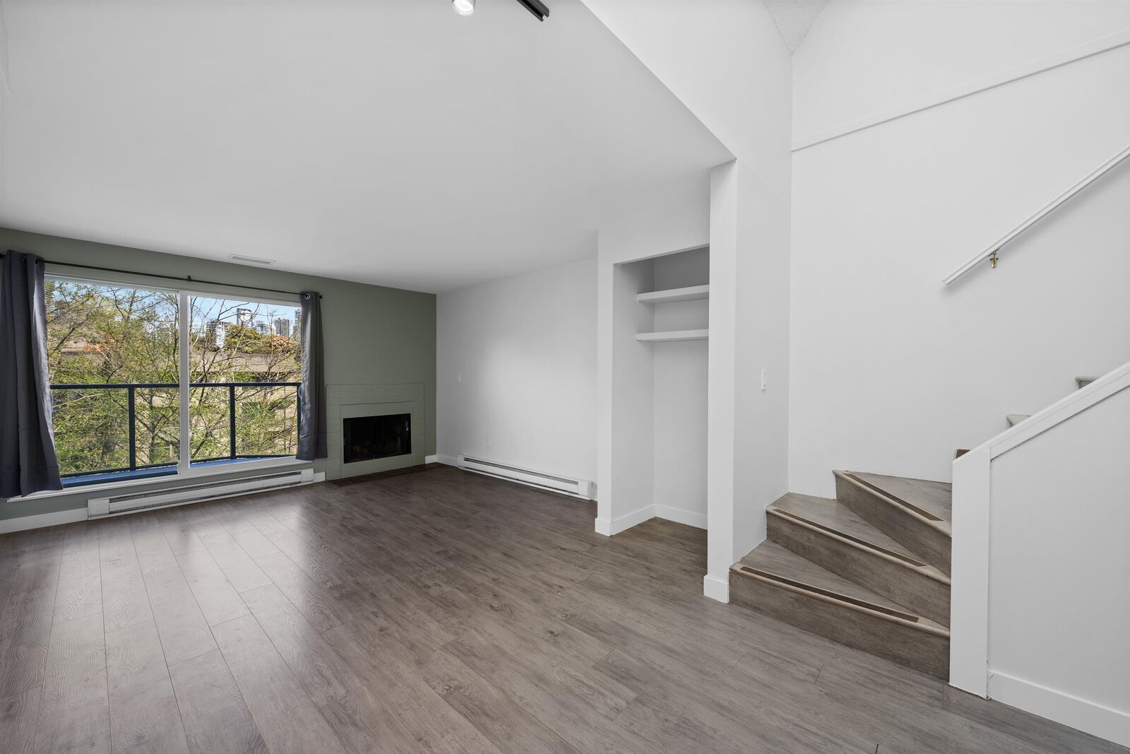 Property Photo:  1355 W 4th Avenue 3  BC V6H 3Y8 