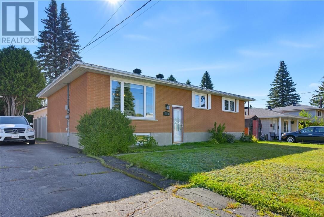 Property Photo:  104 Newton Crescent  ON P3L 1K4 