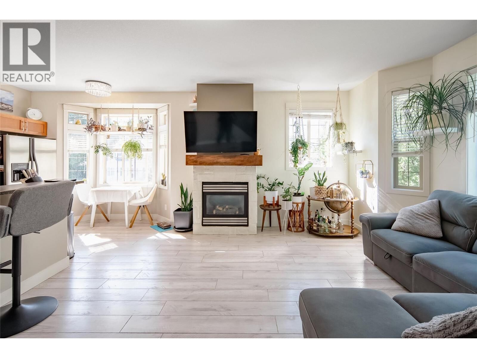 Property Photo:  952 Lawson Avenue 101  BC V1Y 6T1 