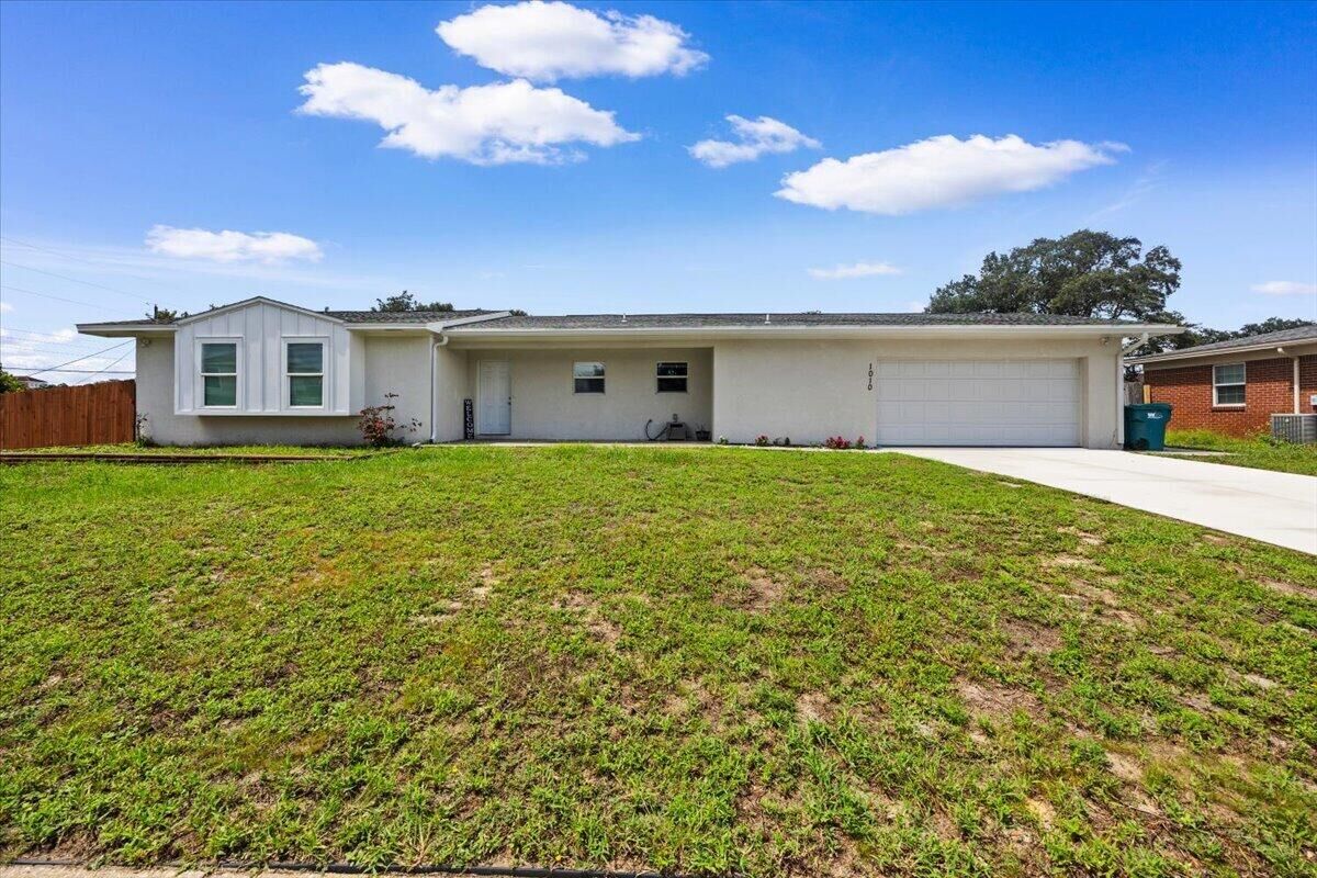 Property Photo:  1010 Boulevard De La Parisienne  FL 32569 