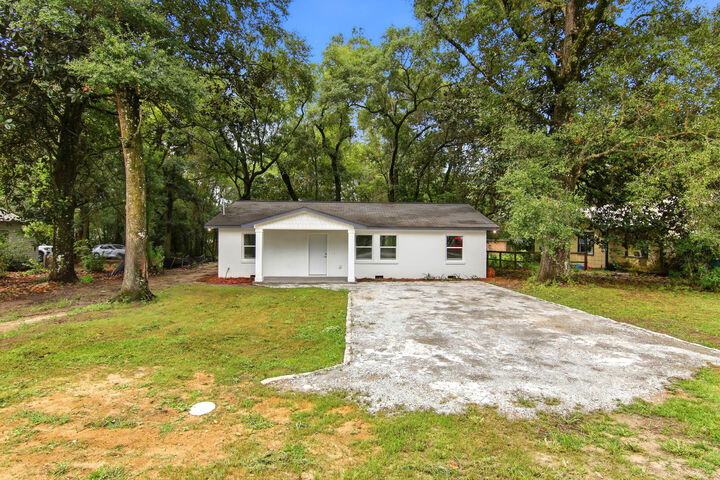 Property Photo: 101 W Live Oak Avenue FL 32435