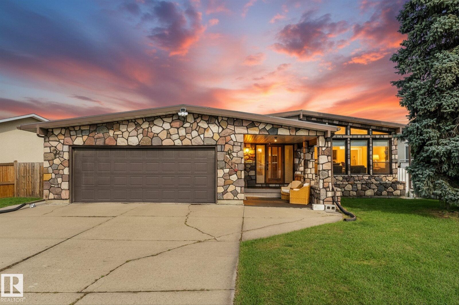 Property Photo:  9504 139 Avenue NW  AB T5E 5Z8 