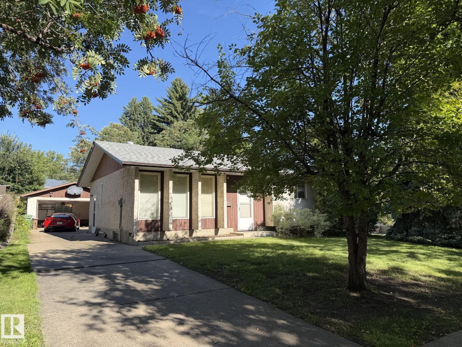 Property Photo:  3 Morgan Crescent  AB T8N 2E1 