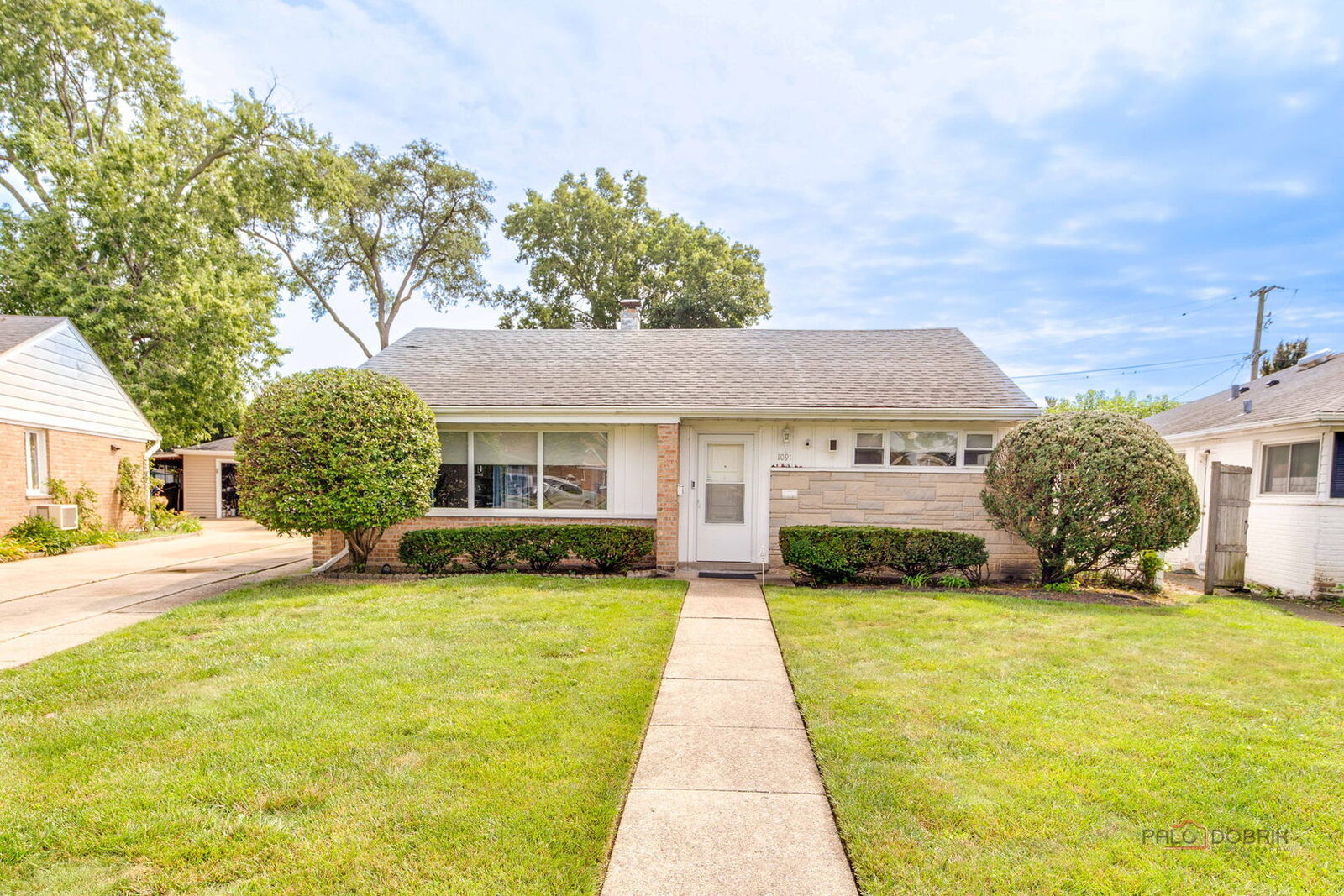 Property Photo: 1091 E Villa Drive IL 60016