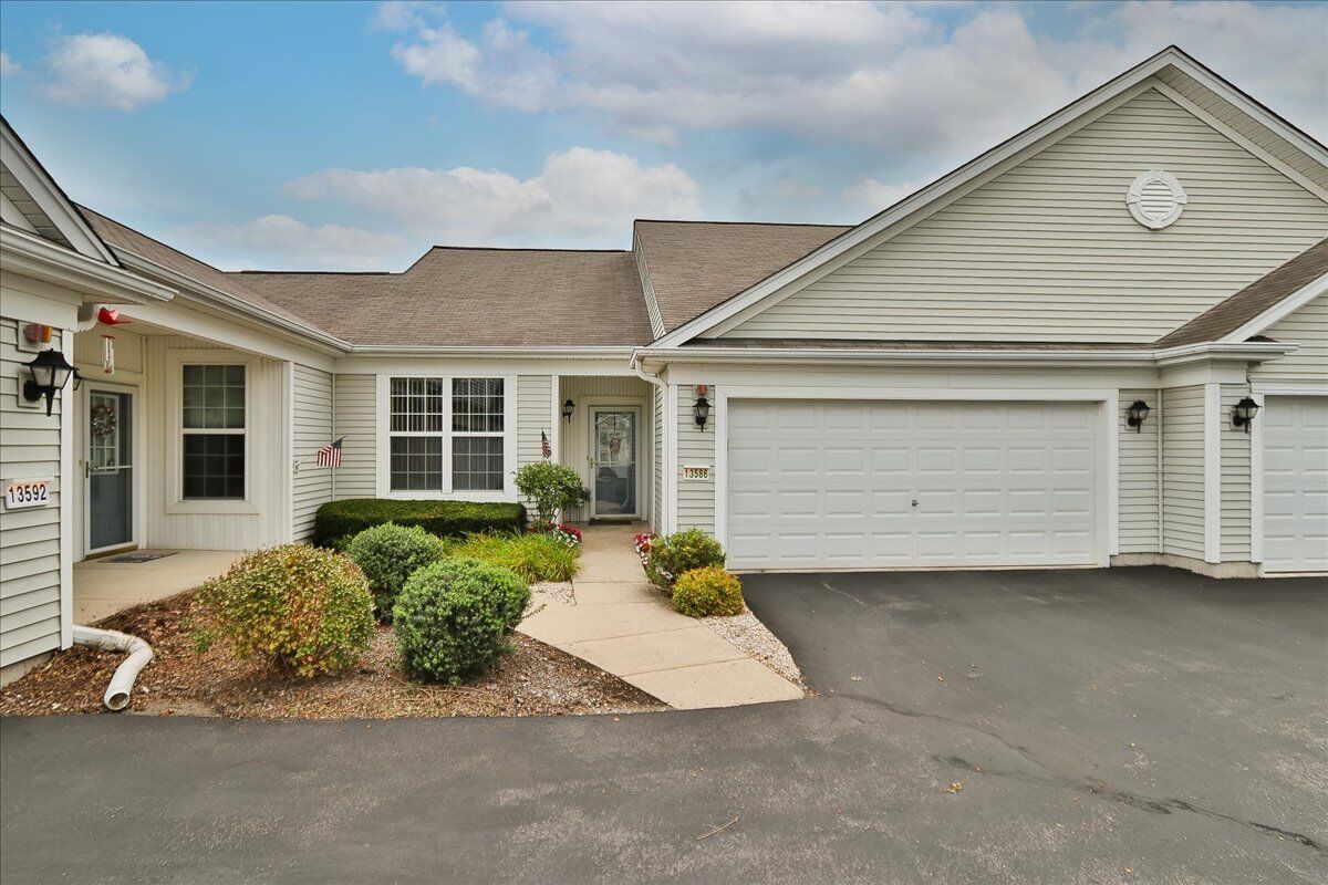 Property Photo: 13586 Yellow Pine Drive IL 60142