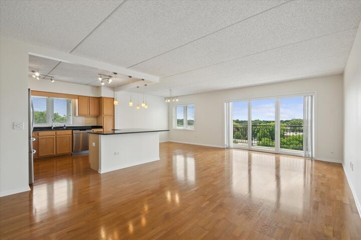 Property Photo:  5555 N Cumberland Avenue 710  IL 60656 