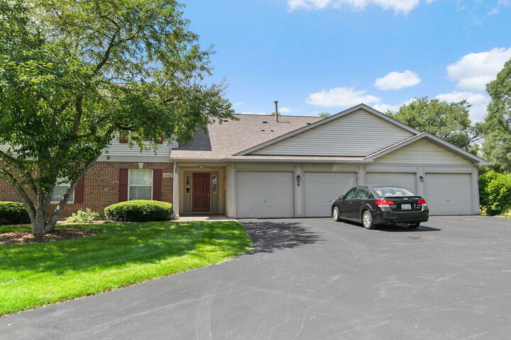 Property Photo: 1012 Saxon Court C IL 60120