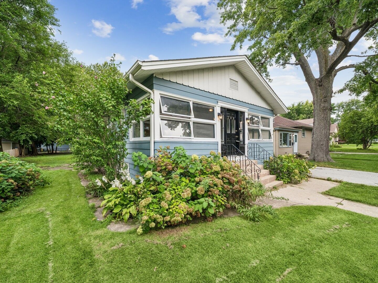 Property Photo:  208 N Grant Street  IL 60559 