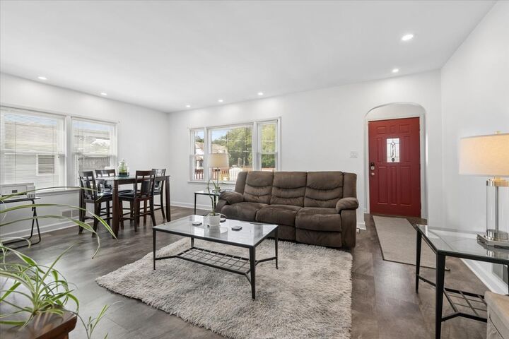 Property Photo:  802 Vine Street  IL 60441 