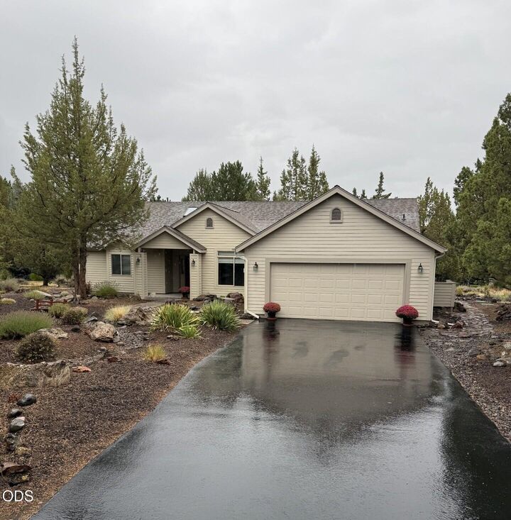 Property Photo: 1230 Mourning Dove Court OR 97756