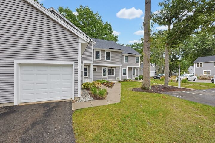 Property Photo:  4 Oak Ct 4  MA 02370 