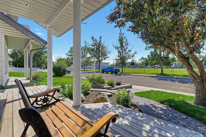 Property Photo:  532 54 Avenue SW  AB T2V 0C7 