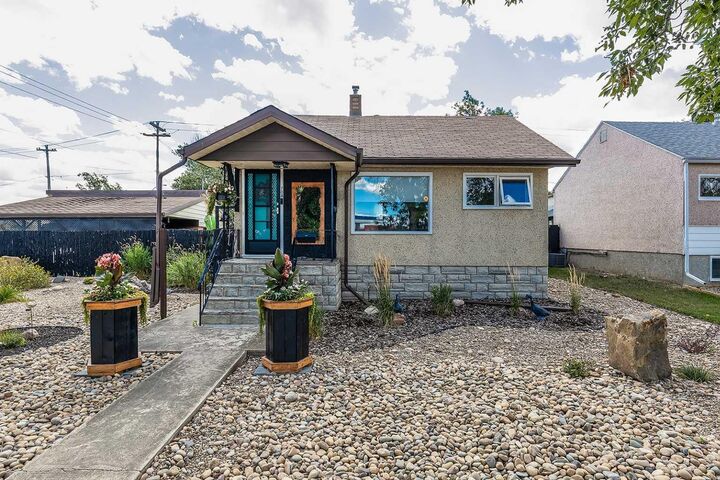 Property Photo:  708 Broadway Avenue E  AB T0J 2P0 
