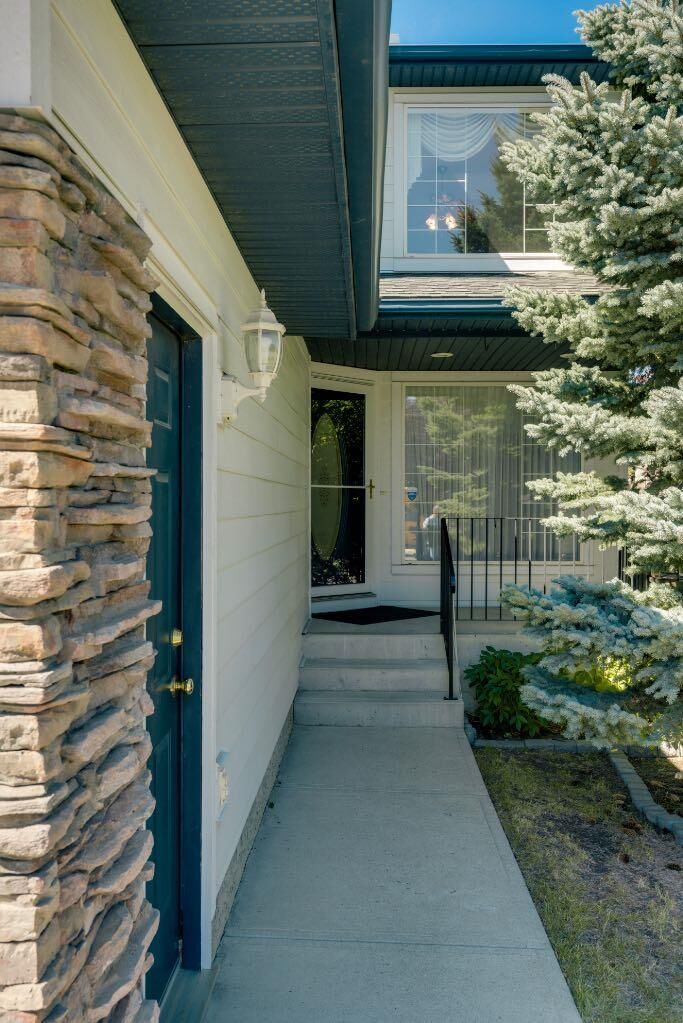 Property Photo:  83 Panorama Hills Close NW  AB T3K 5J2 