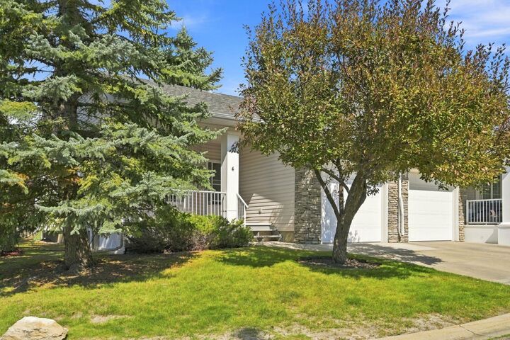 Property Photo:  4 Douglasview Park SE  AB T2Z 2E9 