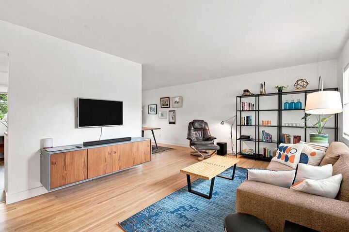 Property Photo:  7204 5 Street SW  AB T2V 1B1 