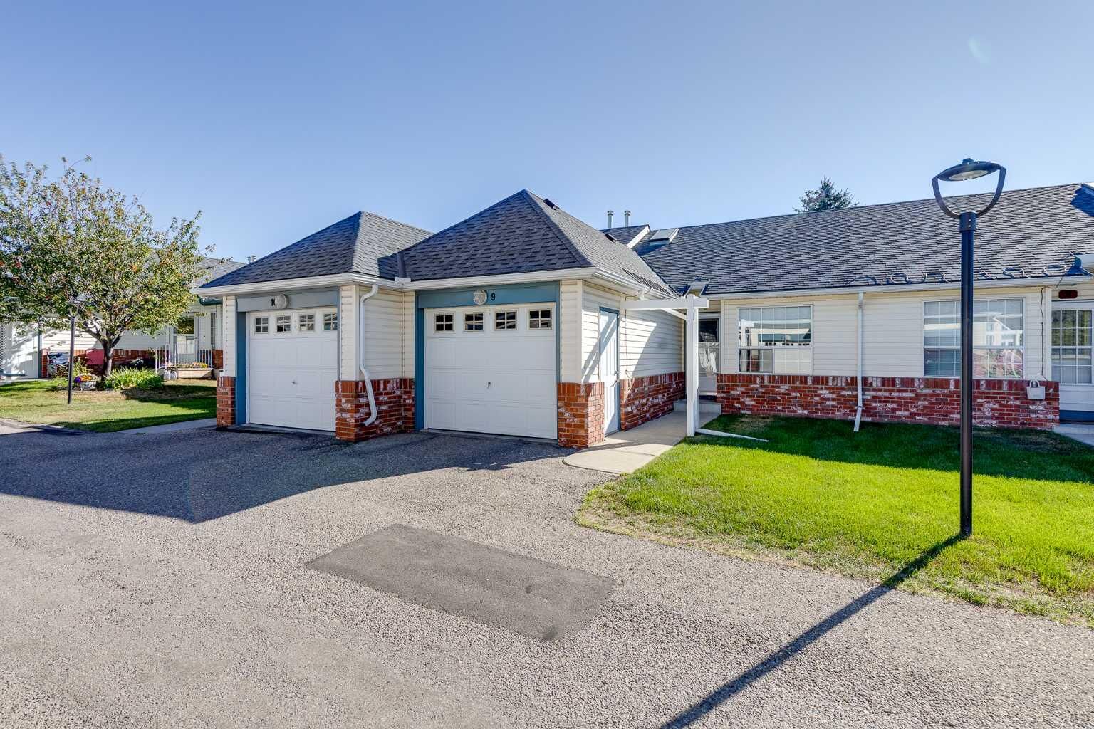 Property Photo:  12 Woodside Rise NW 9  AB T4B 2L3 